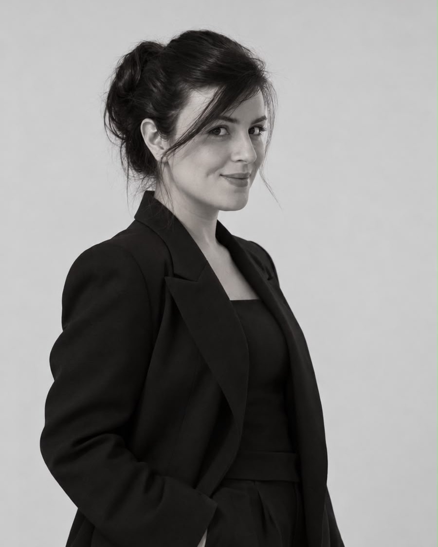 Nattália Silveira de blazer preto, sorrindo, em foto preto e branco