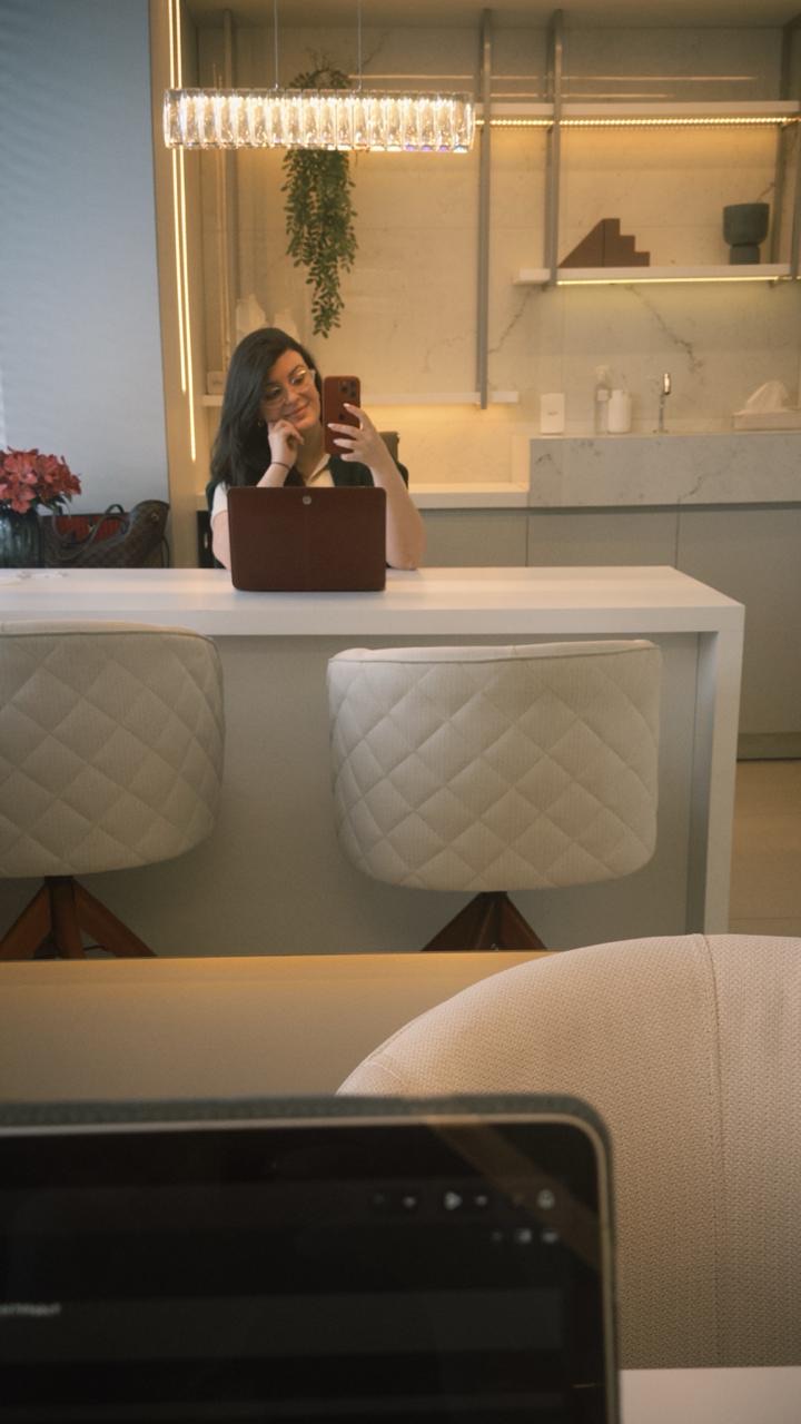 Nattália no consultório, em frente ao computador, pronta para um atendimento online